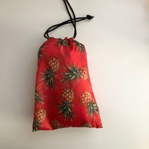 NWOT Lay and Go Cosmetic Bag decorated Pineapple.